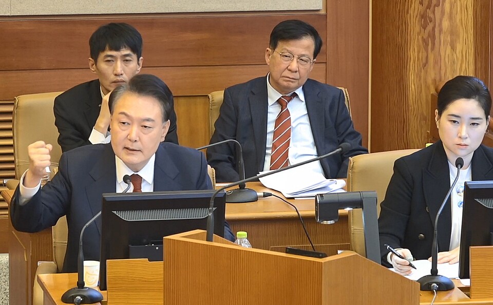 윤석열 대통령이 지난 13일 서울 종로구 헌법재판소에서 열린 본인의 탄핵 심판 8차 변론에서 발언하고 있다 (사진=연합뉴스)