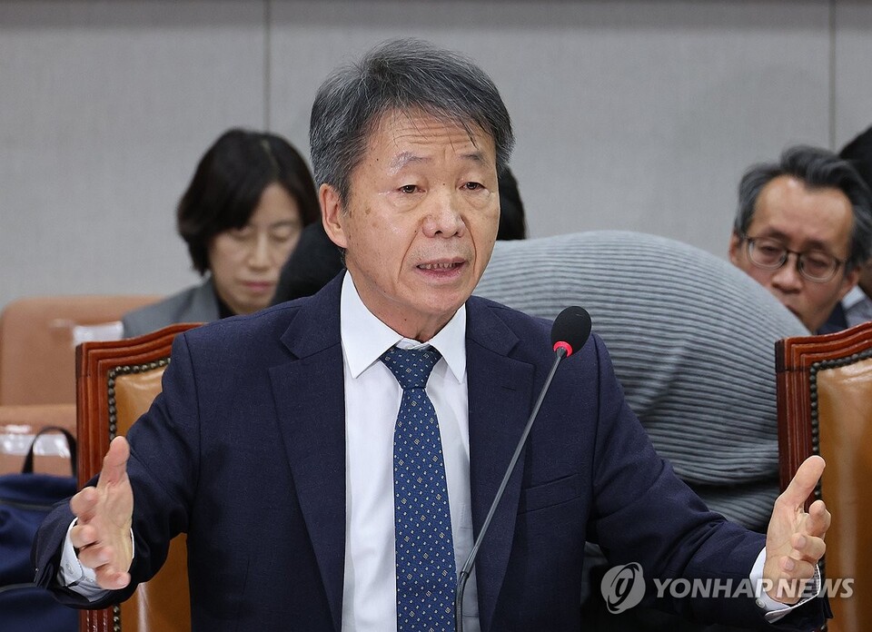 김용원 국가인권위원회 상임위원이 1월 17일 오후 서울 여의도 국회 운영위원회 전체회의에서 야당 의원들과 언쟁하고 있다.(연합뉴스)