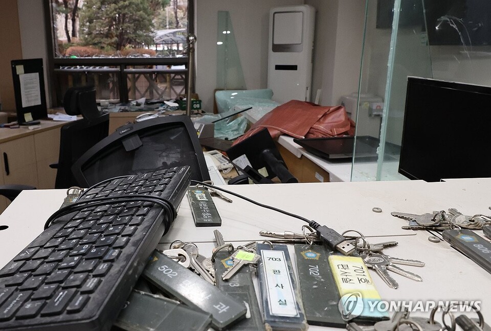 윤석열 대통령이 내란 우두머리 혐의로 구속되자 일부 윤 대통령 지지자들이 서울서부지방법원 내부로 난입해 불법폭력사태를 일으킨 19일 오후 서부지법 내부의 한 사무실과 집기류 등이 파손돼 있다. (서울=연합뉴스)