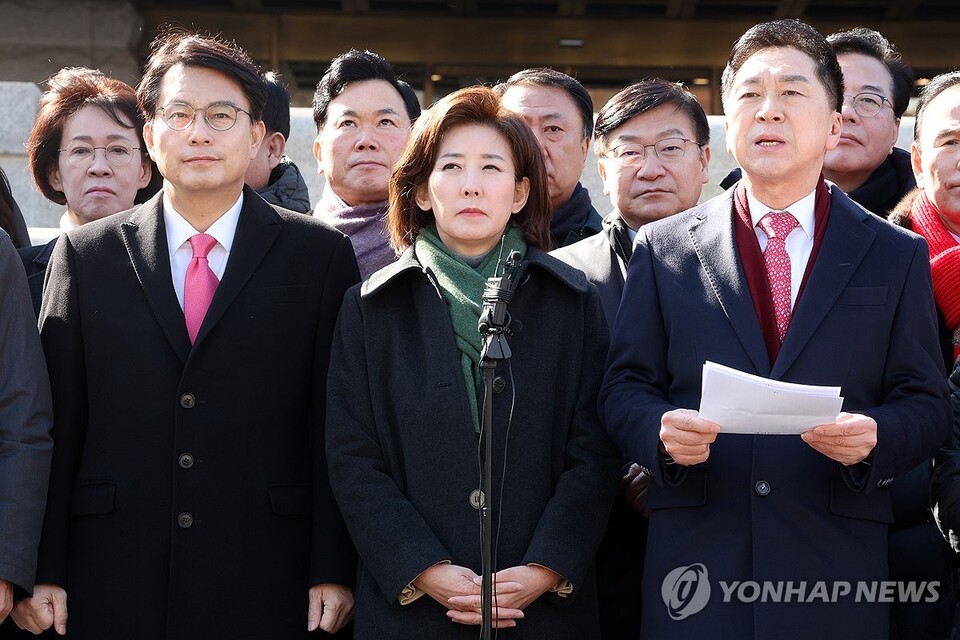 17일 서울 종로구 헌법재판소 앞에서 국민의힘 윤상현, 나경원, 김기현 의원을 비롯한 여당 의원들이 윤석열 대통령 최소한 방어권 보장 촉구 및 불공정성 규탄과 관련해 헌법재판소 사무처장을 면담하기 전 기자회견을 하고 있다(연합뉴스)