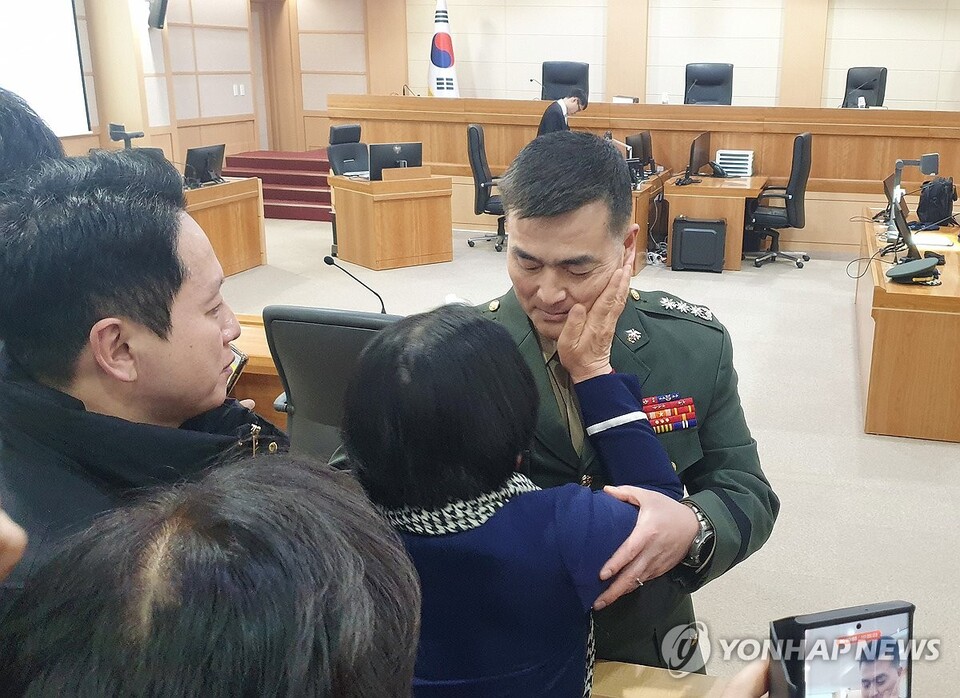 해병대 채모 상병 순직 사건과 관련해 항명과 상관명예훼손 혐의로 기소된 박정훈 전 해병대 수사단장(대령)이 9일 오전 서울 용산구 국방부 군사법원에서 열린 1심 선고 공판에서 무죄를 선고 받은 뒤 어머니 김봉순씨와 포옹하며 기쁨을 나누고 있다. (서울=연합뉴스)
