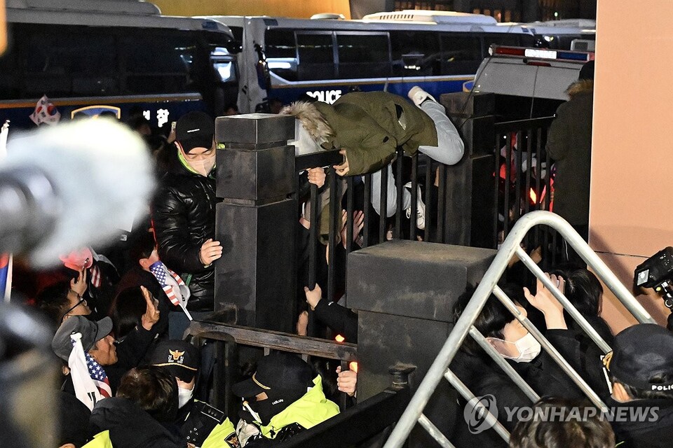 내란 우두머리 혐의로 체포된 윤석열 대통령이 출석한 가운데 구속 전 피의자심문(영장실질심사)이 열린 지난 18일 서울 마포구 서울서부지법에서 윤 대통령 지지자들이 법원 담장을 넘으려 시도하고 있다. (서울=연합뉴스)