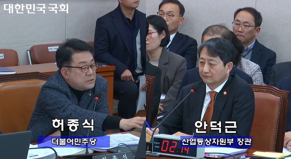 지난 19일 국회 산업통상자원중소벤처기업위원회 전체회의에서 민주당 허종식 의원이 안덕근 산업통상장원부 장관에게 질의하고 있다 (국회 의사중계시스템)