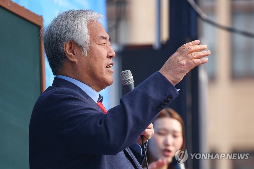 전광훈 사랑제일교회 목사가 16일 서울 종로구 세종대로에서 열린 광화문 전국 주일 연합예배에서 발언하고 있다. (사진=연합뉴스)