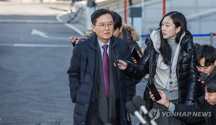 윤석열 대통령 측 변호인인 윤갑근 변호사가 20일 서울 종로구 헌법재판소에서 열린 윤석열 대통령 탄핵심판 10차 변론기일에 출석하고 있다. (사진=연합뉴스)