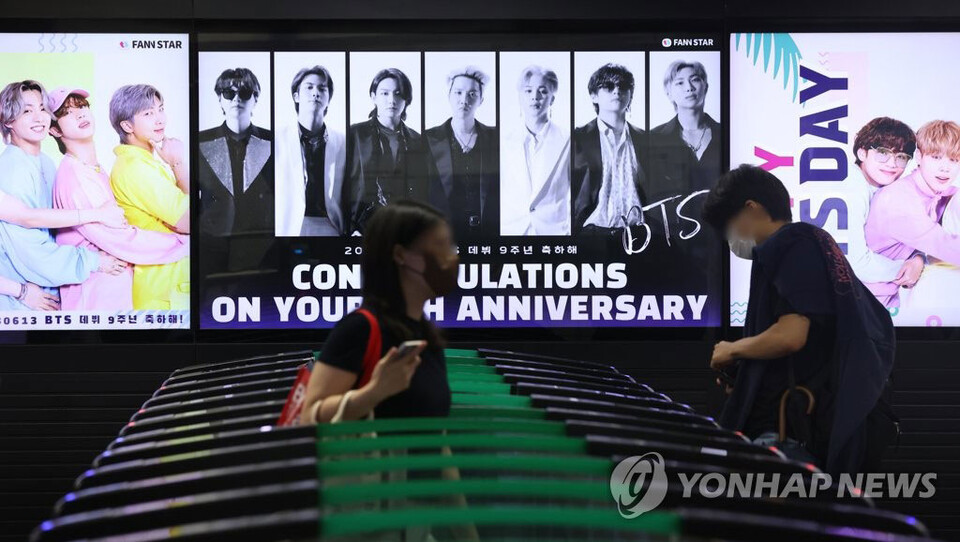 그룹 방탄소년단(BTS)이 팀 활동 잠정 중단 선언한 15일 오후 서울 지하철 2호선 강남역에 데뷔 9주년 축하 영상이 상영되고 있다. 2022.6.15. (연합뉴스 자료사진)