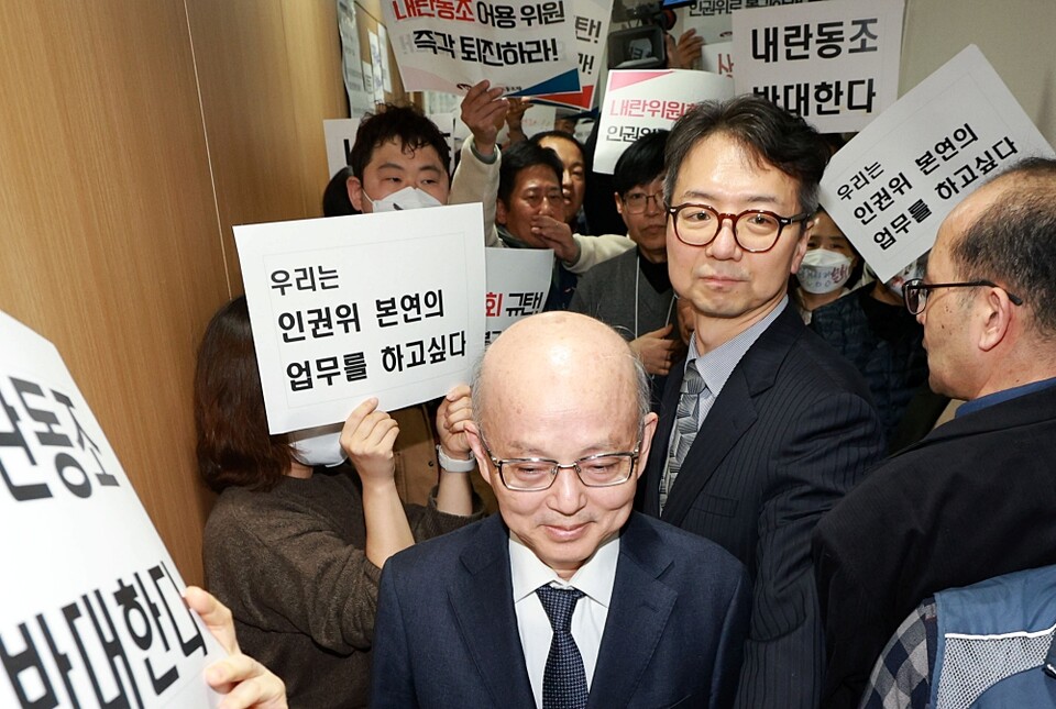 안창호 국가인권위원장이 지난 13일 오후 서울 중구 인권위에서 열린 국가인권위원회 전원위원회에 참석하기 위해 회의장으로 향하던 중 규탄 시위에 가로막혀 발길을 돌리고 있다 (사진=연합뉴스)