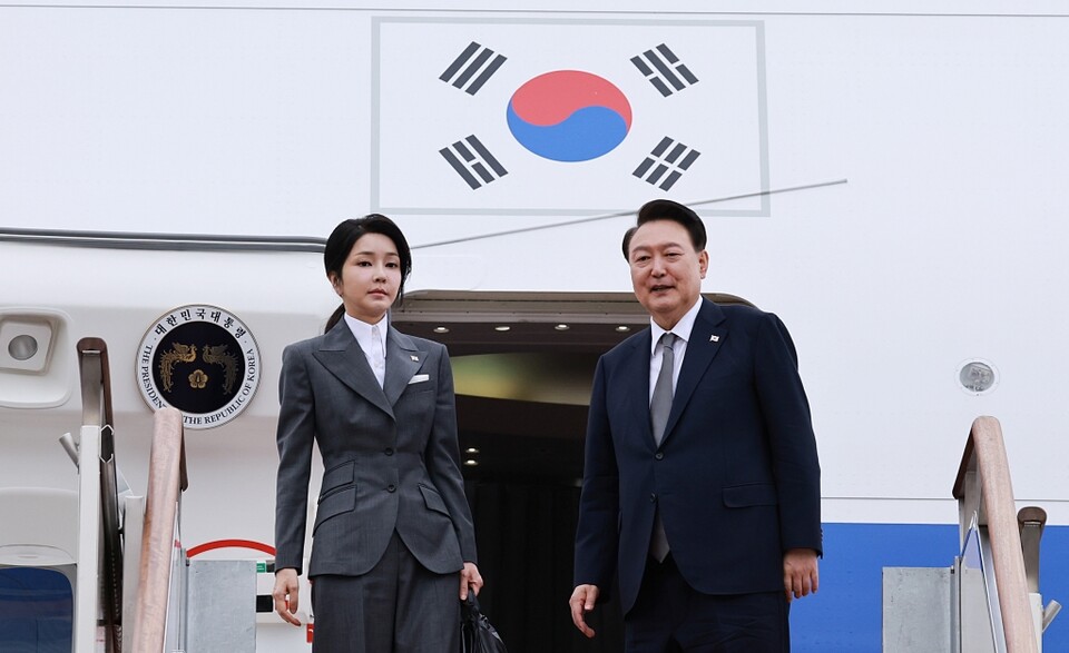 윤석열 대통령과 배우자 김건희 씨가 공군 1호기에 올라 인사하고 있다 (사진=연합뉴스)