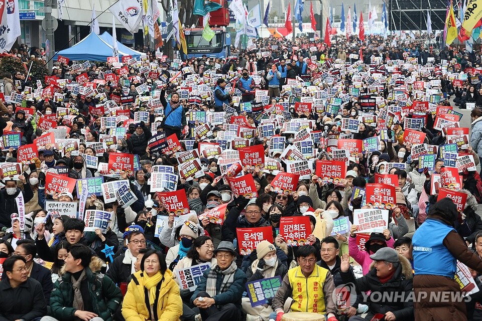 15일 오후 광주 동구 금남로에서 윤석열 대통령 탄핵을 촉구하는 '광주시민총궐기대회' 사전행사가 열려 참가자들이 구호를 외치고 있다. (사진=연합뉴스)