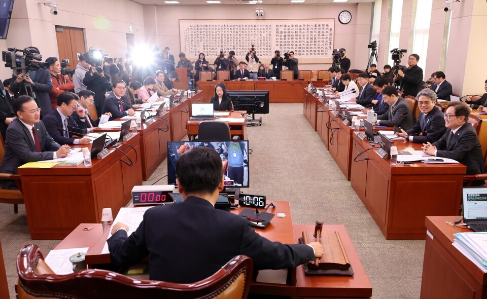 26일 국회 법제사법위원회에서 더불어민주당 소속 정청래 위원장이 전체회의를 개의하며 의사봉을 두드리고 있다 (사진=연합뉴스)