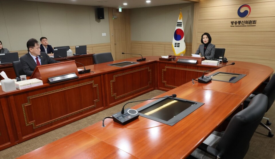 ㅅ이진숙 방송통신위원회 위원장이 28일 정부과천청사 방통위에서 열린 4차 위원회 회의에 앞서 모두발언을 하고 있다. 국회 추천 몫 방통위 상임위원 세 자리가 비어있다 (사진=연합뉴스)