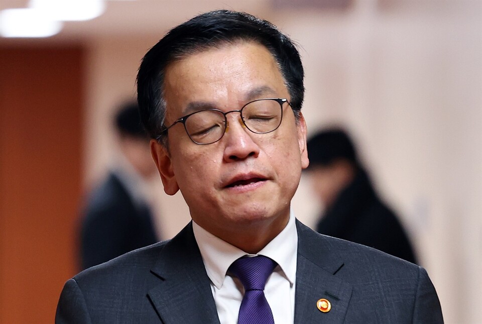 최상목 대통령 권한대행 부총리 겸 기획재정부 장관 25일 정부서울청사에서 열린 국무회의에 입장하고 있다(연합뉴스)