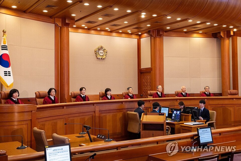 27일 서울 종로구 헌법재판소에서 열린 '마은혁 임명보류' 권한쟁의 선고에 문형배 헌법재판소장 권한대행을 비롯한 헌법재판관들이 참석해 있다.(연합뉴스)