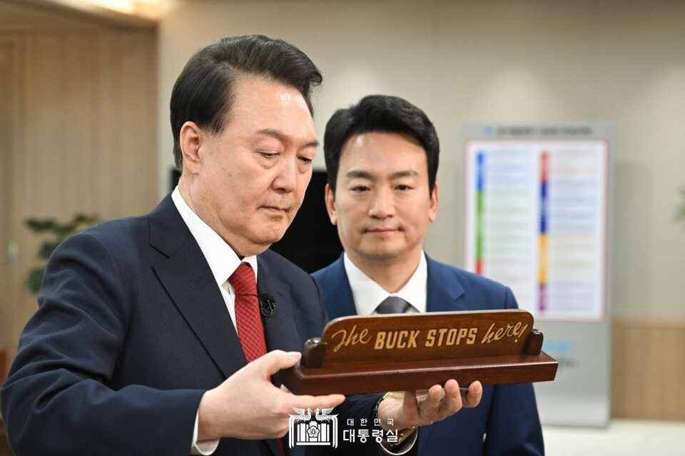 지난해 2월 4일 윤석열 대통령이 서울 용산 대통령실 청사에서 KBS '특별대담 대통령실을 가다'의 박장범 KBS 앵커와 함께 자리한 모습. 박장범 앵커는 지난해 12월 KBS 사장 자리에 올랐다 (사진=대통령실 홈페이지)