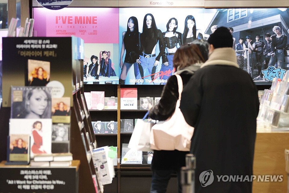 서울의 한 매장에서 시민들이 실물 음반을 살펴보고 있다. (서울=연합뉴스)