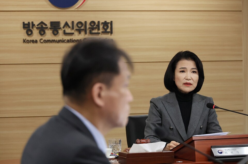 방송통신위원회 이진숙 위원장과 김태규 부위원장이 지난달 28일 정부과천청사에서 전체회의를 개의한 모습 (사진=연합뉴스)