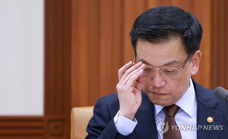 최상목 대통령 권한대행 부총리 겸 기획재정부 장관이 5일 정부서울청사에서 열린 '국정현안관계장관회의 겸 경제관계장관회의 겸 산업경쟁력강화관계장관회의'에서 발언을 마친 뒤 회의 자료를 살펴보고 있다. (서울=연합뉴스)