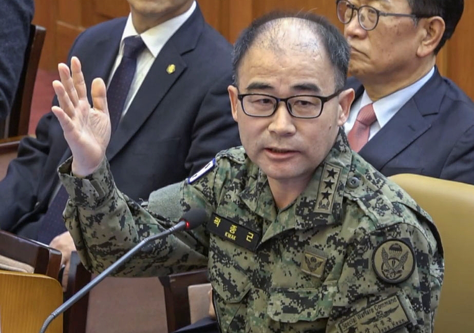 곽종근 전 육군 특수전사령관이 지난 2월 6일 서울 종로구 헌법재판소에서 열린 윤석열 대통령 탄핵 심판 6차 변론에 증인으로 출석해 청구인인 국회 측 대리인들의 질문에 답하고 있다 (사진=연합뉴스)