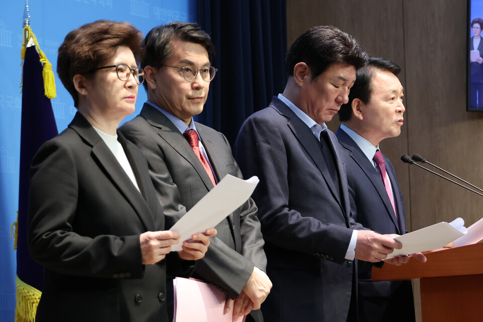 성일종 국회 국방위원장을 비롯한 국민의힘 국방위원들이 6일 서울 여의도 국회 소통관에서 곽종근 특전사령관에 대한 더불어민주당의 회유 의혹을 제기하며 수사를 촉구하고 있다. 왼쪽부터 국민의힘 강선영·윤상현·강대식·성일종 의원 (사진=연합뉴스)