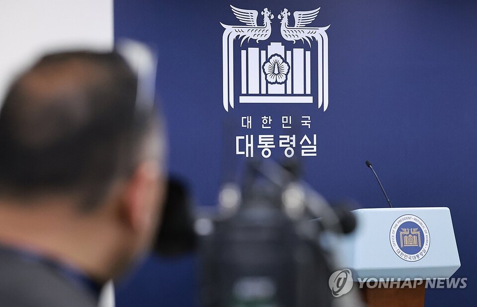 서울중앙지법이 윤석열 대통령의 구속 취소 청구를 받아들인 7일 서울 용산 대통령실에서 취재진이 관련 소식을 전하기 위해 방송 준비를 하고 있다. (서울=연합뉴스)