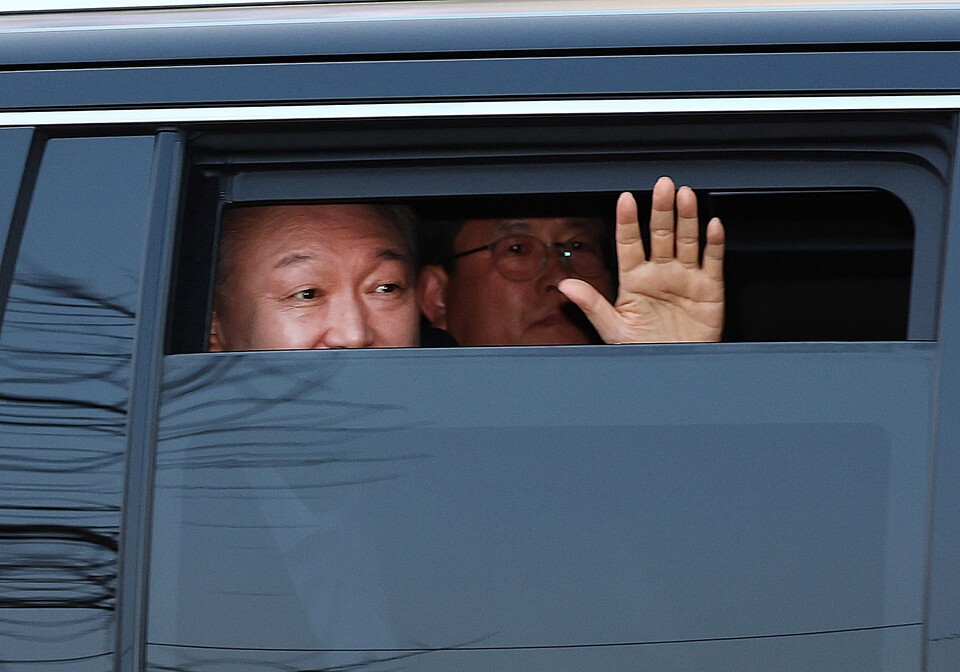 지난 8일 서울구치소에서 석방된 윤석열 대통령이 서울 한남동 관저 앞에 도착, 차량에서 창문을 열고 지지자들을 향해 인사하고 있다 (사진=연합뉴스)