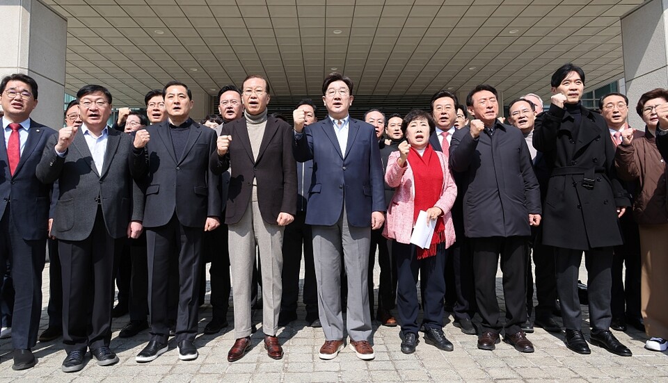 지난 8일 국민의힘 권영세 비상대책위원장과 권성동 원내대표 등 의원들이 서울 대검찰청 앞에서 비상의원총회를 열고 윤석열 대통령의 석방을 촉구하는 모습 (사진=연합뉴스)