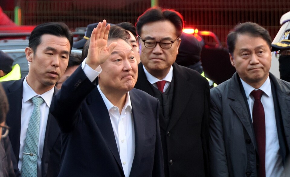 지난 8일 서울구치소에서 석방된 윤석열 대통령이 서울 한남동 관저 앞에서 차에서 내려 지지자들에게 인사하고 있다. 뒤에는 대통령실 정진석 비서실장과 김주현 민정수석 (사진=연합뉴스)