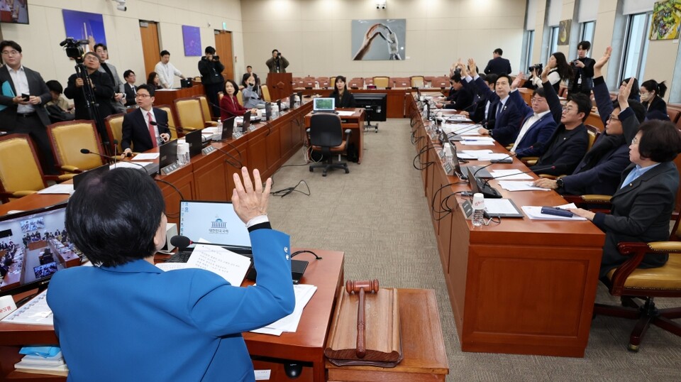 11일 국회 과학기술정보방송통신위원회 전체회의에서 최민희 위원장과 위원들이 '민원 사주' 의혹 관련 현안질의에 불출석한 증인인 류희림 방송통신심의위원장 고발 안건에 대해 표결하고 있다 (사진=연합뉴스)