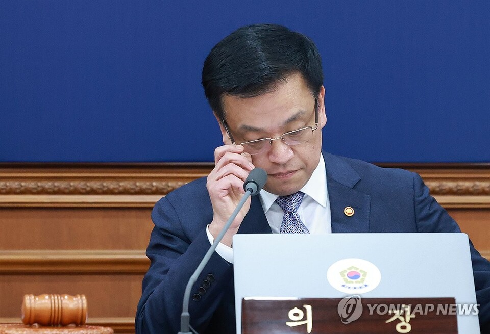 최상목 대통령 권한대행 부총리 겸 기획재정부 장관이 11일 정부서울청사에서 열린 국무회의에서 발언을 마친 뒤 안경을 고쳐쓰고 있다. (사진=연합뉴스)