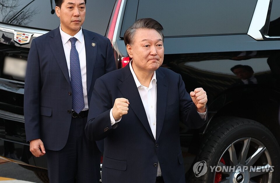 서울구치소에서 석방된 윤석열 대통령이 8일 서울 한남동 관저 앞에 도착, 차량에서 내려 지지자들을 향해 인사하고 있다. (서울=연합뉴스)