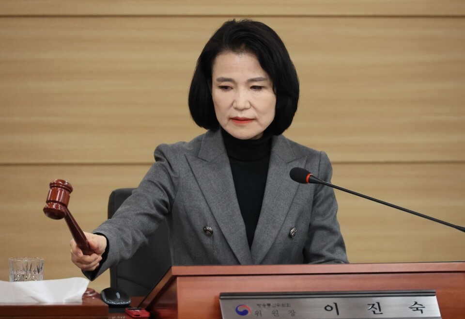 이진숙 방송통신위원회 위원장이 정부과천청사 방통위에서 열린 4차 위원회 회의에서 의사봉을 두드리고 있다 (사진=연합뉴스)
