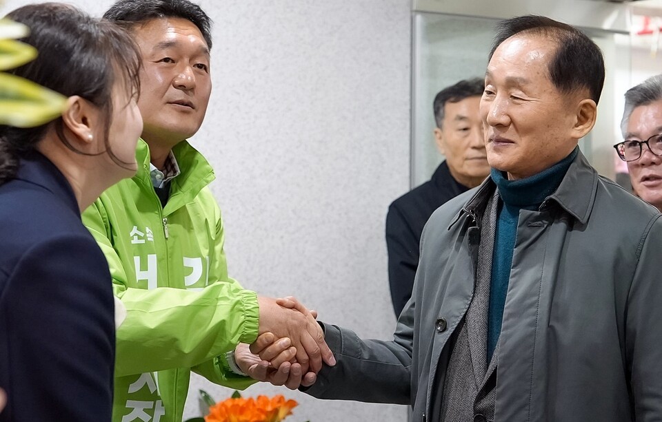 지난 13일 무소속 김두호 거제시장 후보가 사무실 개소식에서 후원회장인 이기우 경인방송 대표와 악수하고 있다 (사진=김두호 거제시장 후보 페이스북)