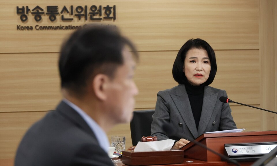 이진숙 방송통신위원장이 지난달 28일 정부과천청사 방통위에서 열린 4차 위원회 회의에 앞서 모두발언을 하고 있다 (사진=연합뉴스)