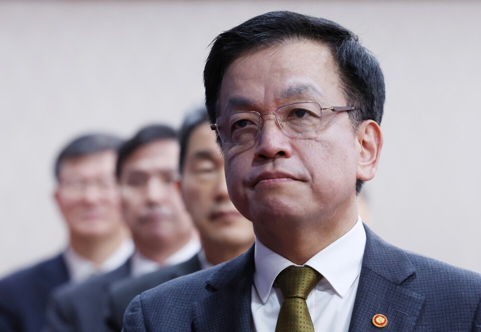 최상목 대통령 권한대행 부총리 겸 기획재정부 장관이 18일 정부서울청사에서 열린 국무회의에서 국기에 경례하고 있다 (사진=연합뉴스)