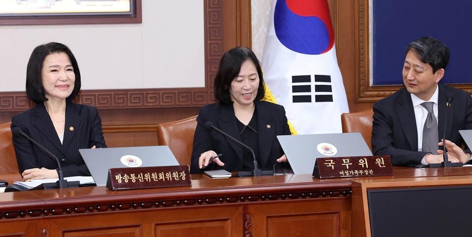 이진숙 방송통신위원장(왼쪽)이 18일 정부서울청사에서 열린 국무회의에 참석해 신영숙 여성가족부 차관, 안덕근 산업통상자원부 장관과 대화하고 있다 (사진=연합뉴스)