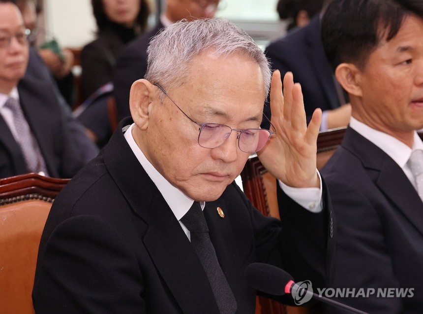 유인촌 문화체육관광부 장관이 5일 서울 여의도 국회에서 열린 문화체육관광위원회 전체회의에 참석해 자료를 살피며 머리를 만지고 있다. (사진=연합뉴스)