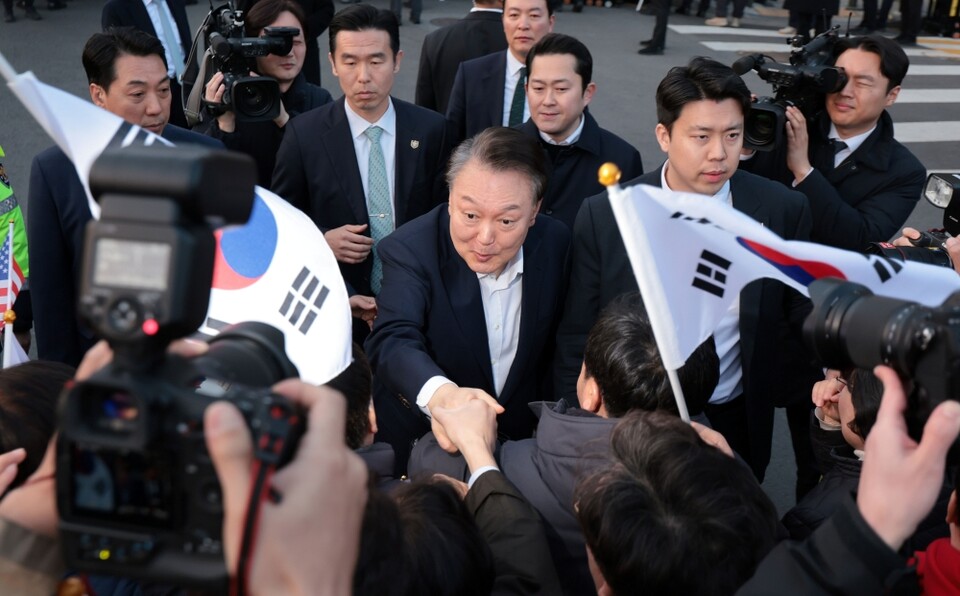 지난 8일 서울구치소에서 석방된 윤석열 대통령이 서울 한남동 관저 앞에서 차량에서 내려 지지자들과 악수하고 있다 (사진=연합뉴스)
