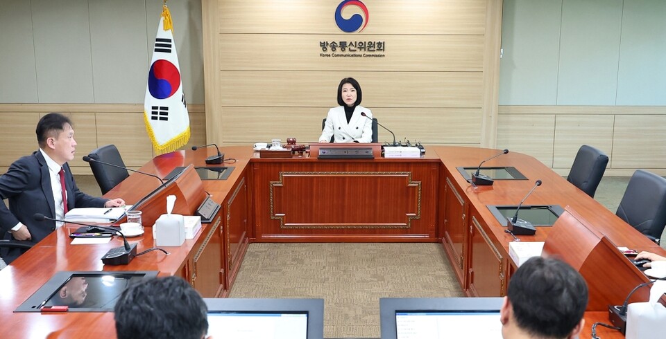 지난 19일 정부과천청사에서 열린 방송통신위원회 전체회의에 이진숙 위원장과 김태규 부위원장이 참석한 모습. 3인의 방통위 상임위원 자리가 비어있다 (사진=연합뉴스)