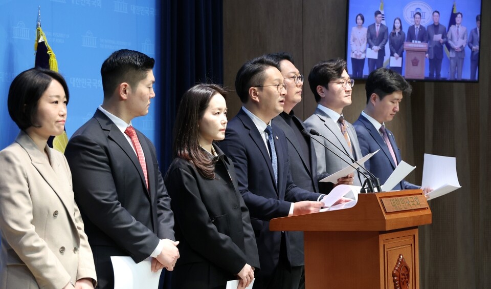 국민연금 개혁안에 반대하는 30·40세대 여야 의원들이 지난 23일 국회 소통관에서 '더 나은 연금개혁을 요구하는 국회의원'이라는 이름 아래 모여 긴급 기자회견을 열고 있다. 왼쪽부터 민주당 이소영, 국민의힘 김재섭, 개혁신당 이주영, 민주당 전용기, 개혁신당 천하람, 민주당 장철민, 국민의힘 우재준 의원. (사진=연합뉴스)