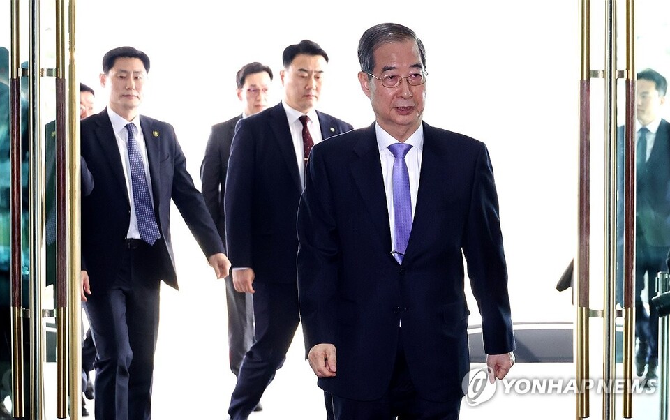 직무 복귀한 한덕수 대통령 권한대행 국무총리가 24일 정부서울청사로 출근하고 있다. (사진=연합뉴스)