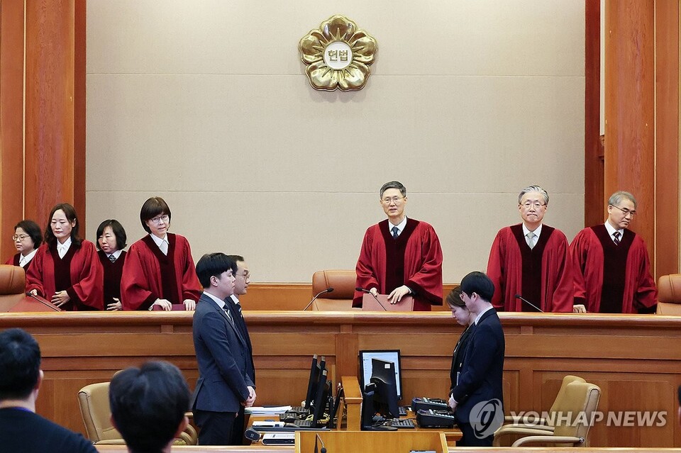 한덕수 국무총리의 탄핵심판 선고 날인 24일 서울 종로구 헌법재판소 심판정에 문형배 헌법재판소장 권한대행을 비롯한 재판관들이 입장하고 있다. (서울=연합뉴스)