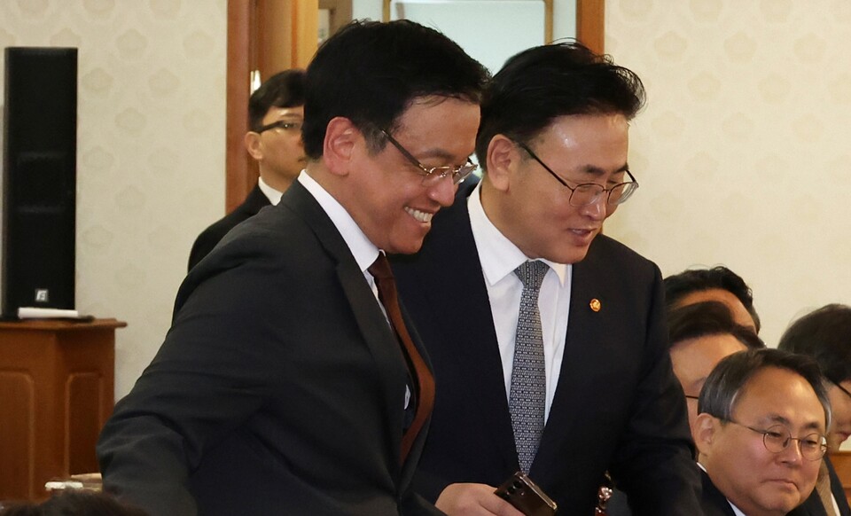 최상목 부총리 겸 기획재정부 장관이 24일 정부서울청사에서 열린 국무위원간담회에 참석하며 국무위원들과 인사하고 있다 (사진=연합뉴스)