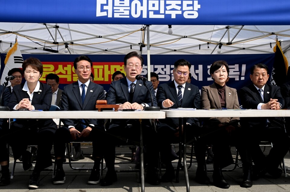 더불어민주당 이재명 대표가 24일 서울 종로구 경복궁역 부근 광화문 천막당사에서 열린 최고위원회의에서 발언하고 있다 (사진=연합뉴스)