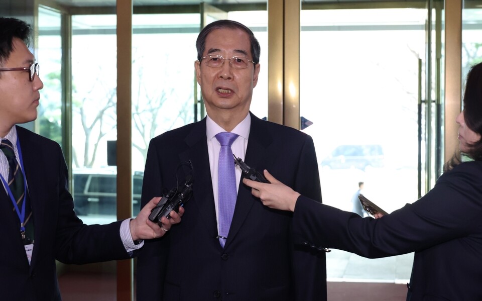 직무 복귀한 한덕수 대통령 권한대행 국무총리가 24일 정부서울청사로 출근하며 취재진의 질문에 답하고 있다 (사진=연합뉴스)