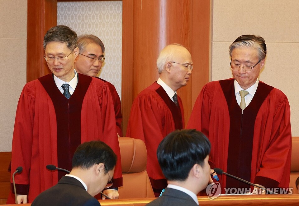 문형배 헌법재판소장 권한대행 등 헌재 재판관들이 24일 서울 종로구 헌법재판소에서 열린 한덕수 국무총리 탄핵 심판 선고를 위해 대심판정으로 들어서고 있다.(연합뉴스)