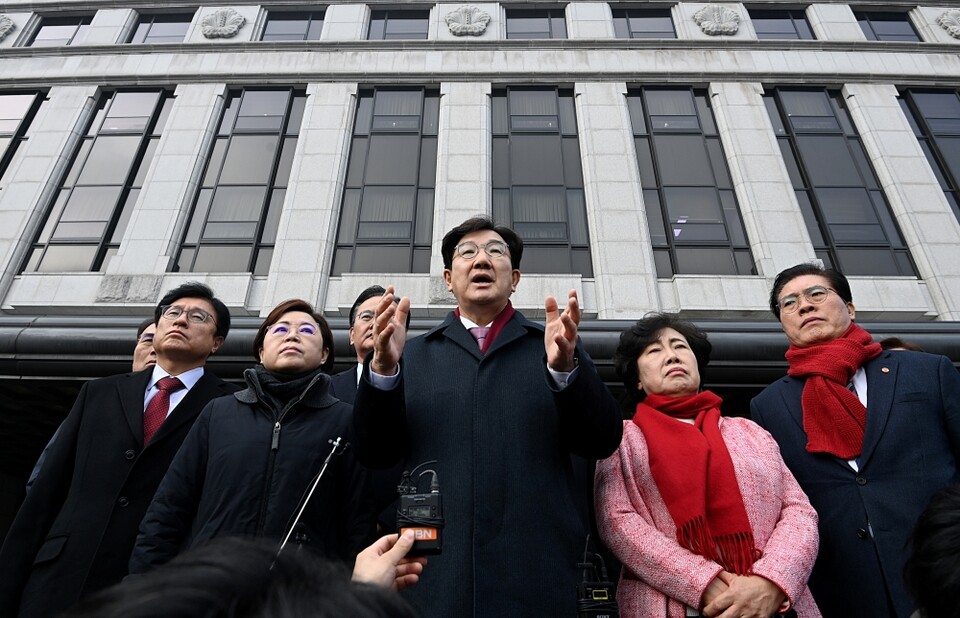 지난 1월 22일 서울 종로구 헌법재판소를 항의 방문한 국민의힘 권성동 원내대표가 정문에서 입장을 밝히는 모습 (공동취재=연합뉴스)