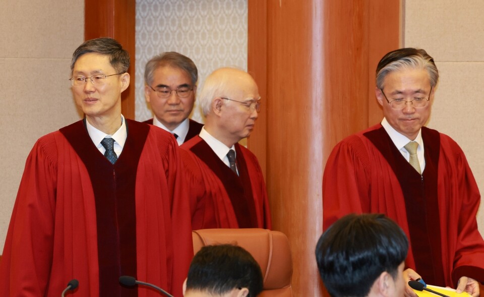 문형배 헌법재판소장 권한대행 등 헌재 재판관들이 24일 서울 종로구 헌법재판소에서 열린 한덕수 국무총리 탄핵 심판 선고를 위해 대심판정으로 들어서고 있다 (공동취재=연합뉴스)
