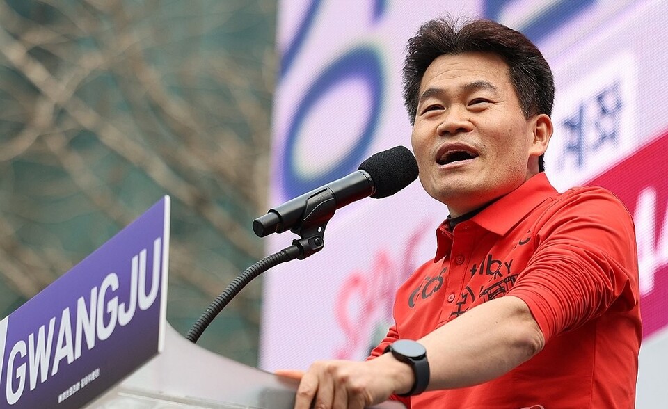 지난 2월 15일 오후 광주 동구 금남로에서 기독교단체 세이브코리아가 개최한 윤석열 대통령 탄핵 반대 및 석방 촉구 국가비상기도회에서 전한길 씨가 발언하고 있다 (사진=연합뉴스)