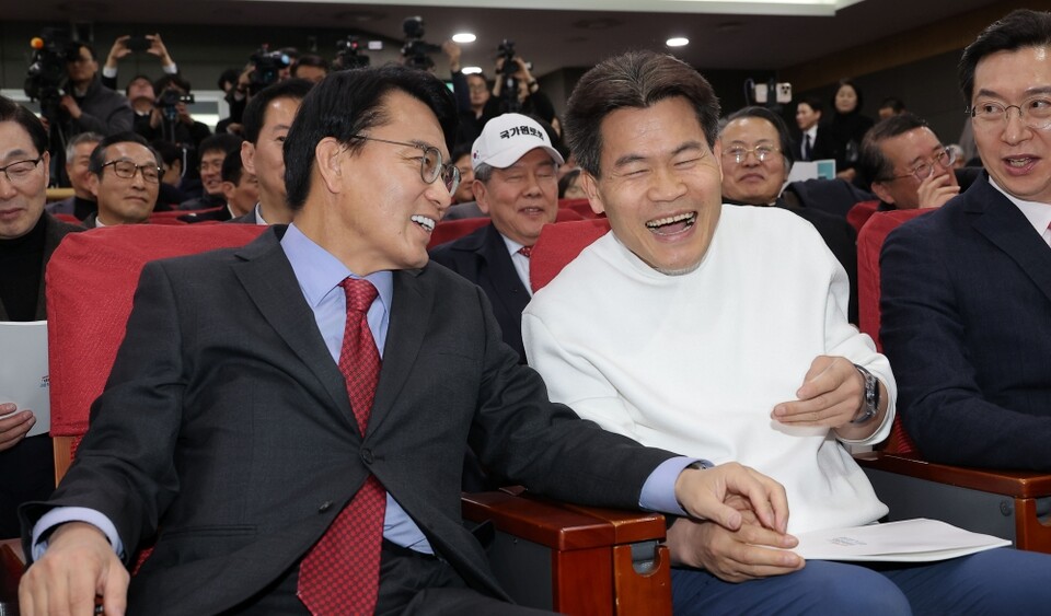 지난 19일  국민의힘 윤상현 의원과  전한길 씨가 국회 의원회관에서 열린 미래자유연대 국민대토론회에 참석해 대화를 나누고 있다(사진=연합뉴스)