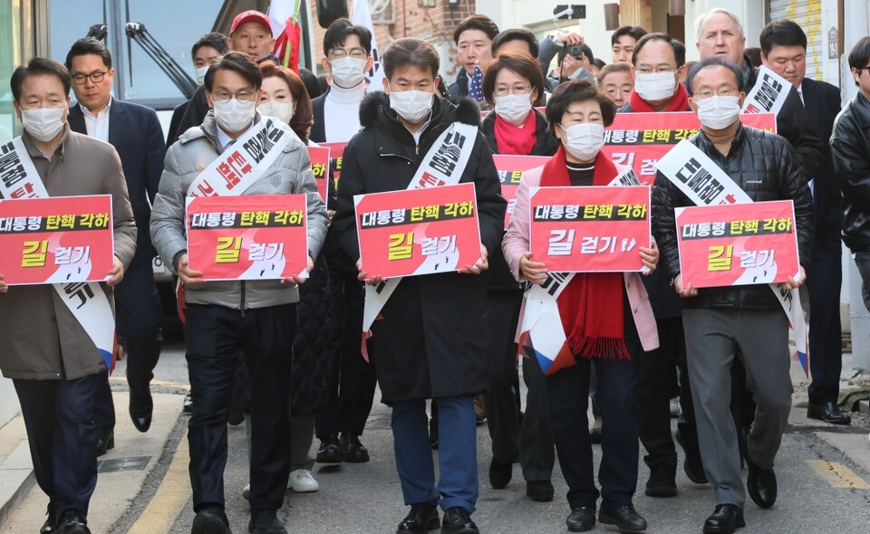 지난 14일 '탄핵 각하 길' 걷기 기자회견을 마친 국민의힘 기독인회 의원들과 전한길 씨(가운데)가 서울 종로구 헌법재판소 주변을 돌고 있다 (사진=연합뉴스)